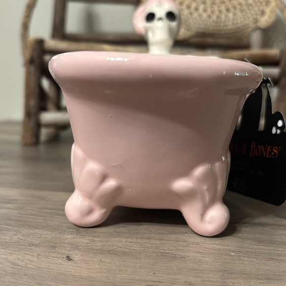 NEW Skull & Bones Skeleton in a Pink Bathtub Summerween Halloween Candle - Picture 7 of 13